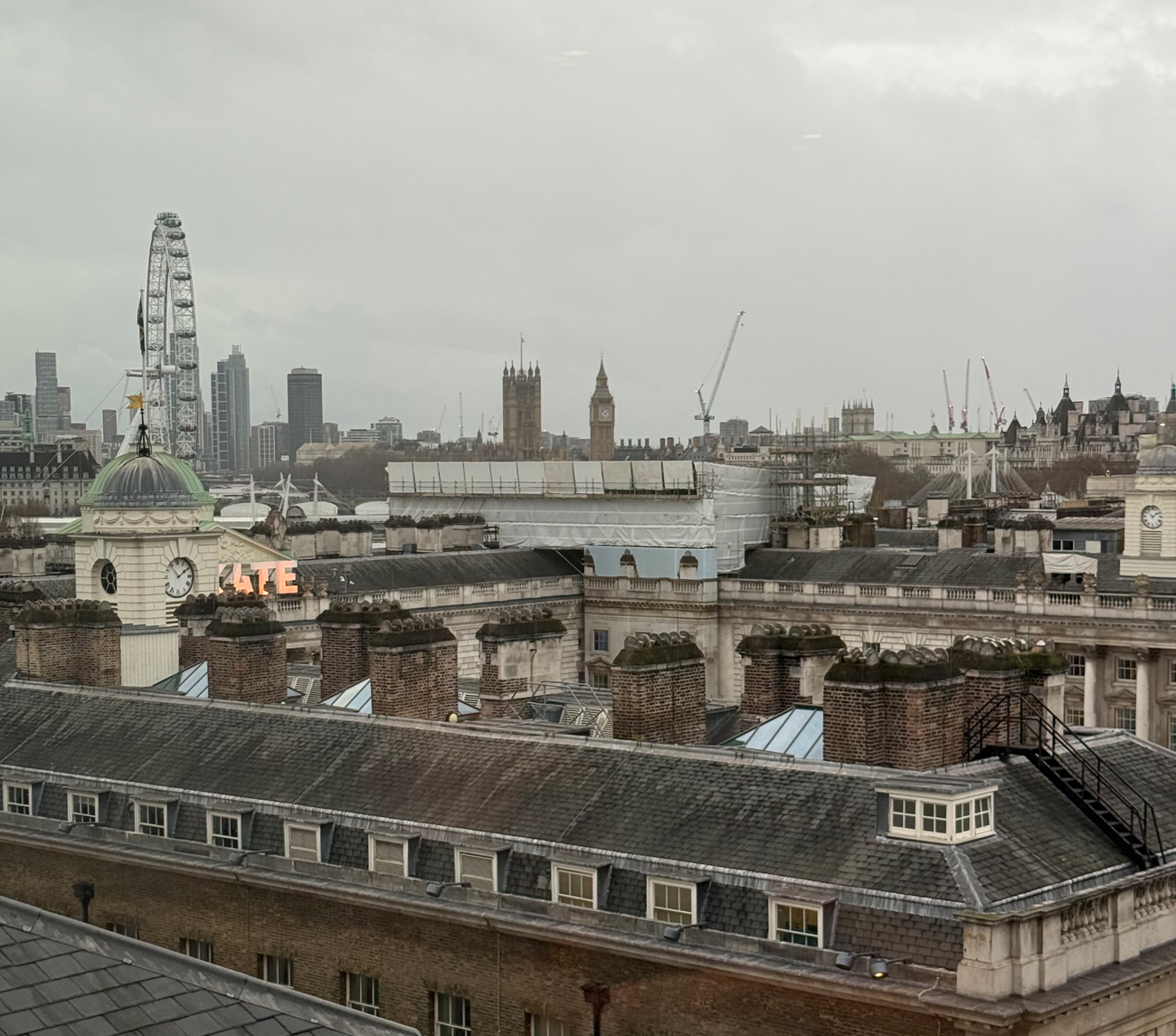 Fuente de alimentación auxiliar para ascensor contra incendios de epic power instalada en el kings college de Londres